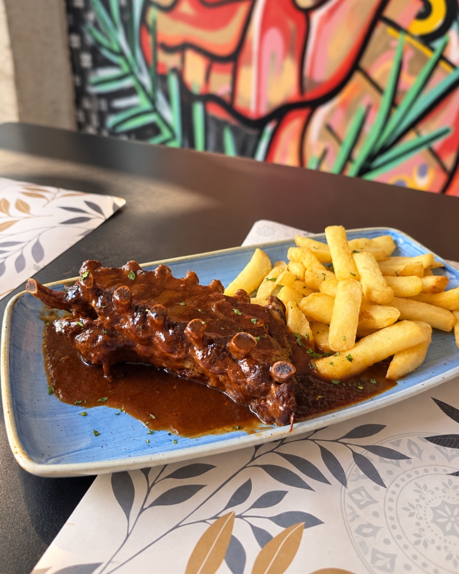 Costilla de cerdo a la BBQ con papas fritas